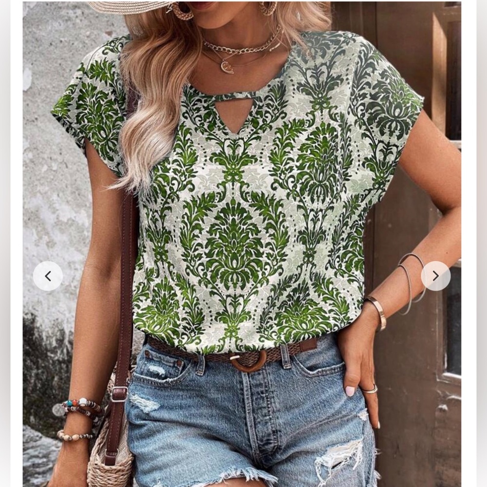 2/$20 Popover top. Batwing sleeves, keyhole neckline